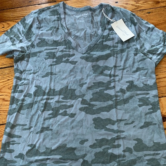 Universal threads camo size medium vneck nwt - Picture 2 of 4